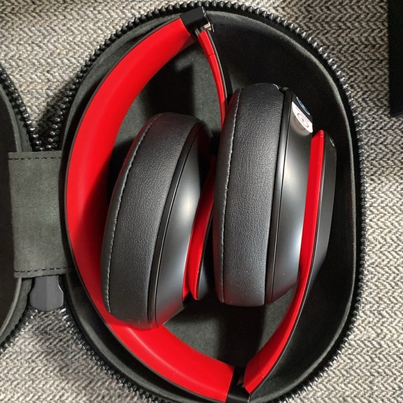 Beats Studio3 Over-Ear Noise Cancelling Bluetooth Headphones w/case - Black/Red - Picture 4 of 7